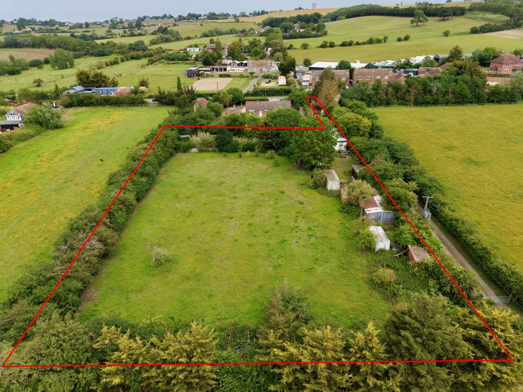 Lot: 84 - BUNGALOW ON LARGE PLOT WITH STABLE AND PADDOCK OFFERING POTENTIAL - Aerial view looking north east